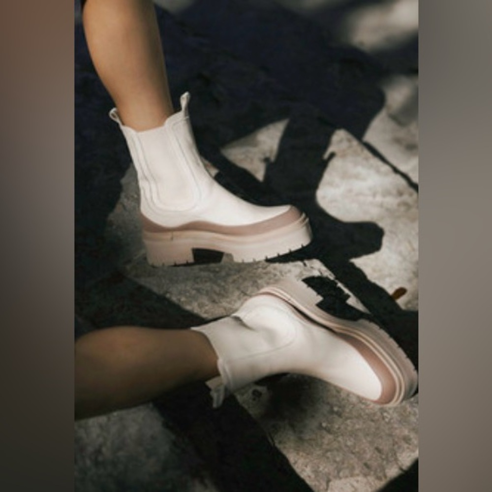 NWT Sam Edelman Lulia Chelsea Modern Ivory White Lugg Rubber Leather Boots